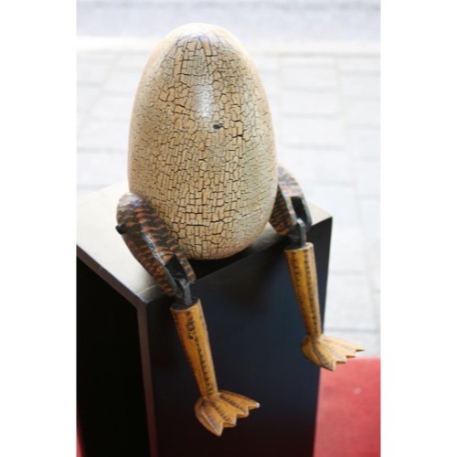 Æg med ben træ h:29cm aka Humpty Dumpty - Se også Buddha figurer og Spejle