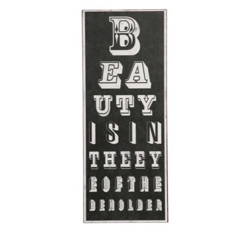 Sort hvidt metal skilt 31x76cm Beauty Is In The Eye Of The Beholder