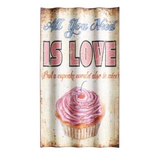 Bølgeformet metal skilt 37x66cm All You Need Is Love But A Cupcake Would Also Be Nice