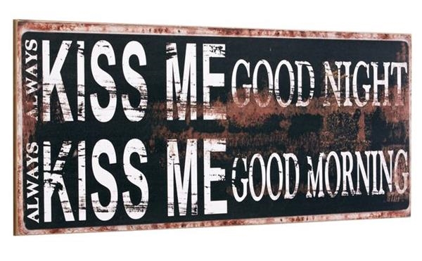 Træ skilt Kiss Me Goodnight... 76x31cm