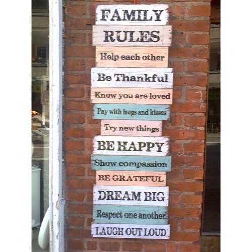 Træ skilt 40x116cm Family Rules i 3 farver - Se flere Træ Skilte og Spejle