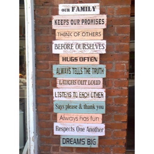 Træ skilt 40x109cm Our Family 3 farver - Se flere Træ Skilte og Spejle