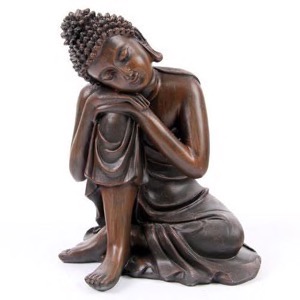 Buddha siddende træfarvet polyresin h:16cm - Se flere Buddha figurer og Spejle