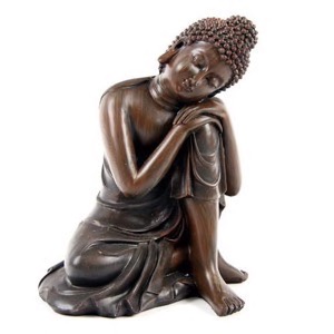 Buddha siddende træfarvet polyresin h:16cm - Se mange Buddha figurer og Spejle