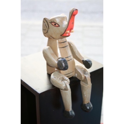 Elefant siddende på kant h:24cm