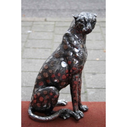 Flot sølvfarvet gepard fremstillet i polyresin højde 38cm