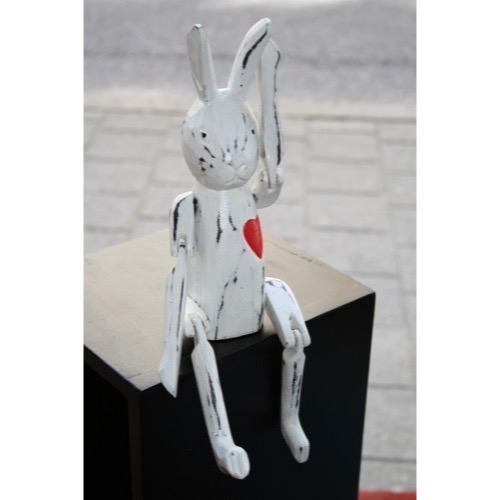 Kanin siddende på kant h:28cm