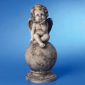 Engel siddende på kugle antikgrå