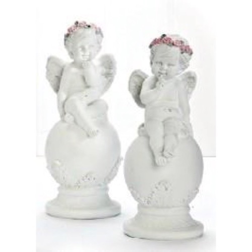 Engel siddende på kugle med lyserøde roser