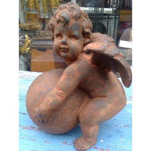 Engel stående med kugle rustfarvet h23cm - Se også Hvide Engle