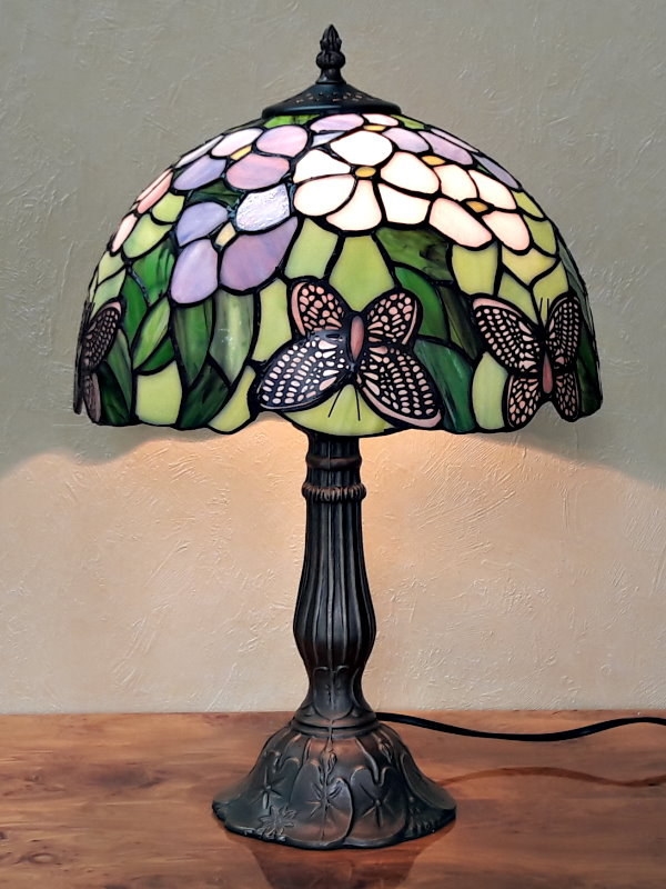 Tiffany bordlampe DA02 lyserøde og lilla blomster og grønne blade med lyserøde sommerfugle h47cm ø30cm