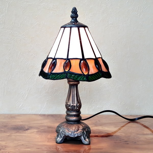 tiffany bordlampe DA51 hvid skærm gyldne perler grøn kant h29cm ø16cm