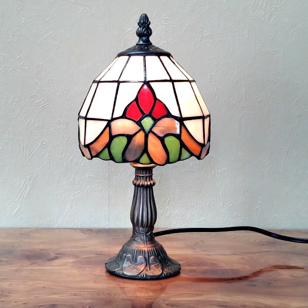 Sød lille Tiffany bordlampe DA79 hvid skærm med fine røde og gyldne farver h29cm ø15cm