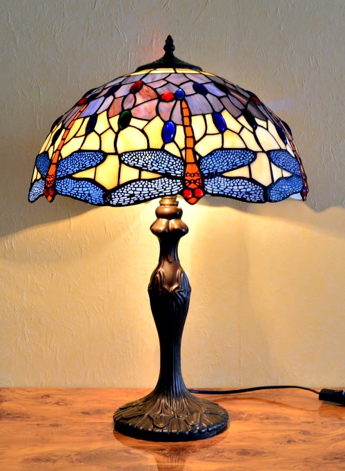 tiffany bordlampe DT151 blå og hvid skærm med store blå guldsmede og farvede perler h57cm - Se Tiffany lamper
