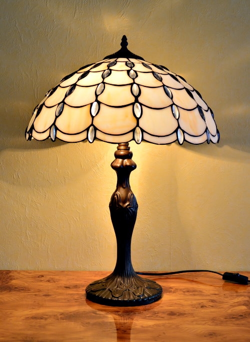 tiffany bordlampe dt145 hvid skærm med aflange hvide perler 40cm - Se Tiffany lamper