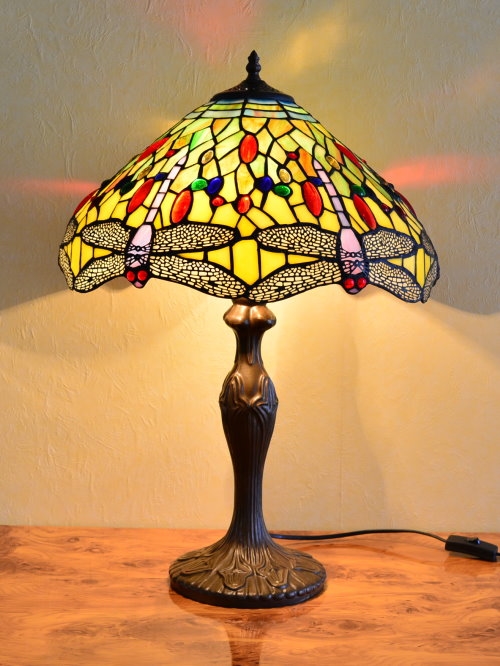tiffany bordlampe dt158 gul skærm med guldsmede og aflange kulørte perler h57cm ø40cm - Se Tiffany lamper