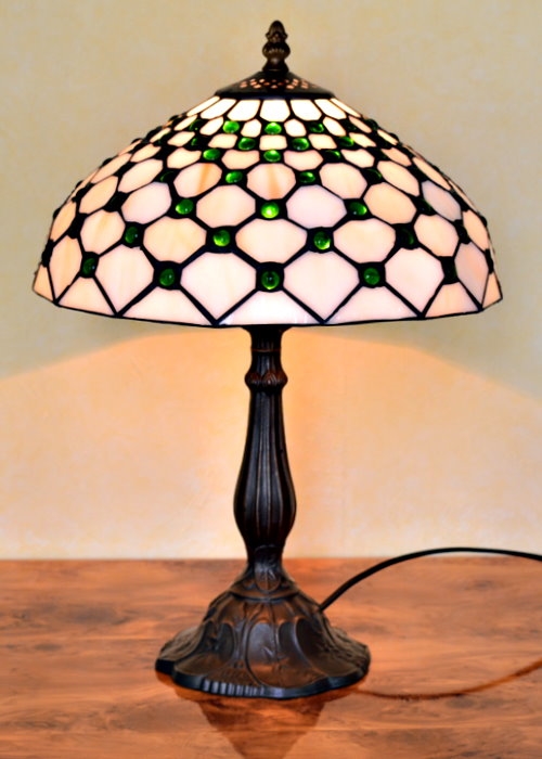 Tiffany bordlampe DT117 hvid skærm med grønne perler - Se Tiffany lamper