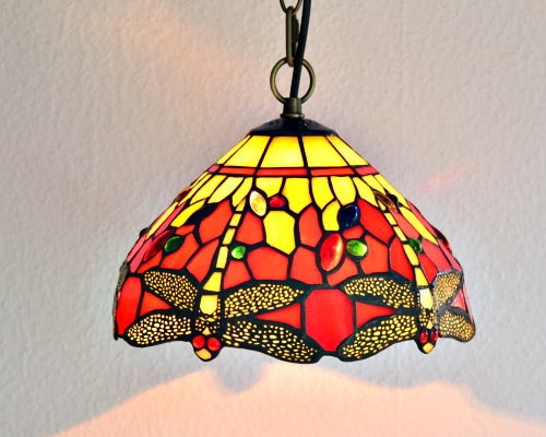 Tiffany hængelampe TiffanyDF167 rød og gul skærm med flotte guldsmede